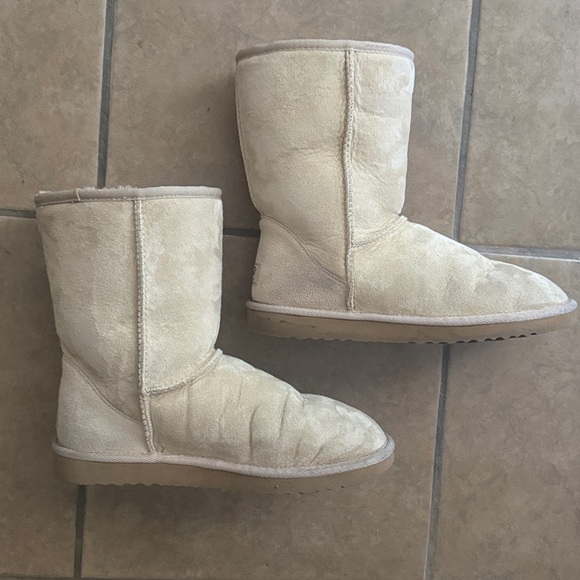 UGG Classic Short in Tan - Good Condition - Picture 4 of 6